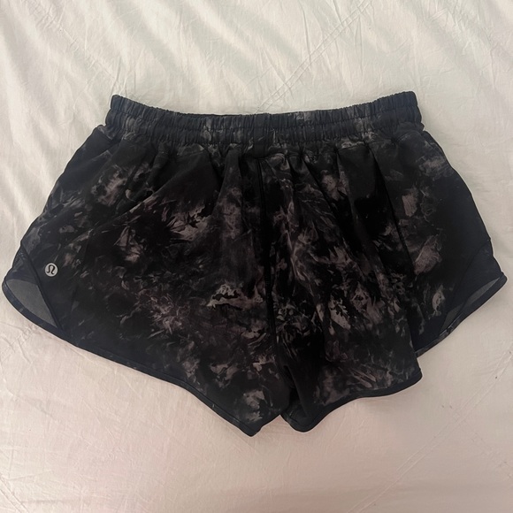 Lululemon Hotty Hot Shorts 2.5 (Low Rise) - Picture 3 of 3
